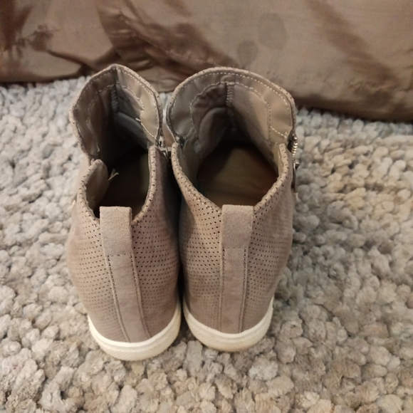 Women's Torrid Gray Faux Suede Ankle Crop Booties Size 7.5 WW - Picture 5 of 8